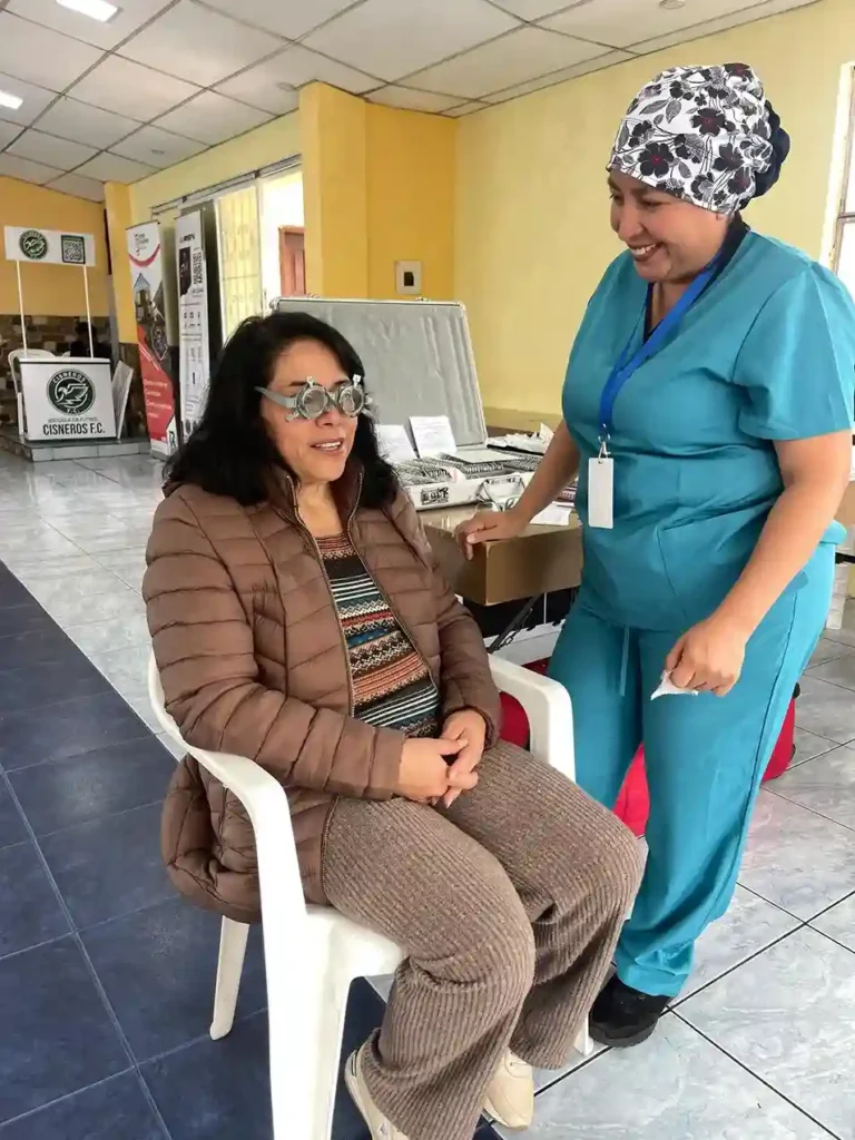 Campaña de salud y donación de sillas de ruedas en Riobamba