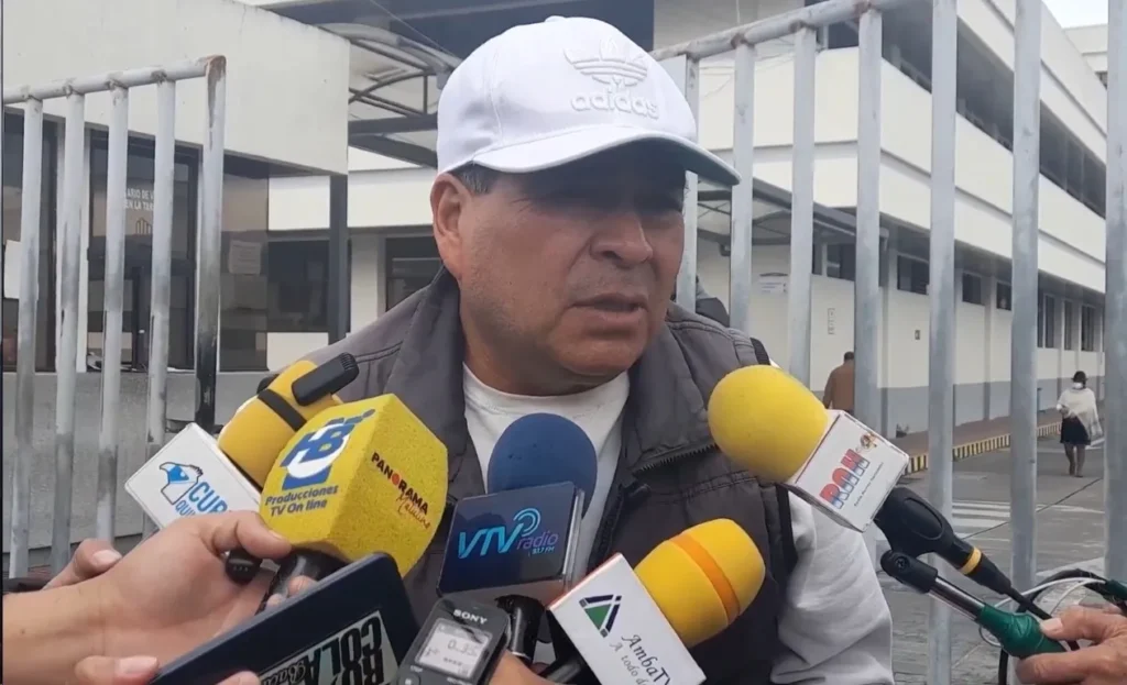 Luis García, profesor jubilado y afiliado al IESS