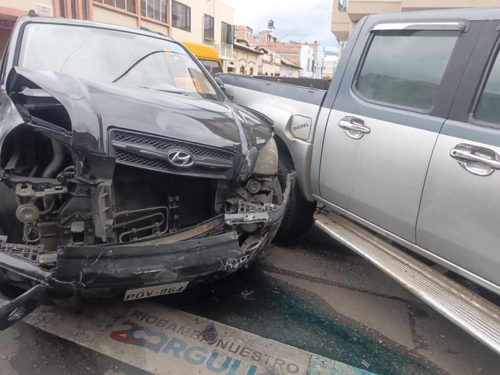 Choque en la esquina de la calle Junín y Pichincha