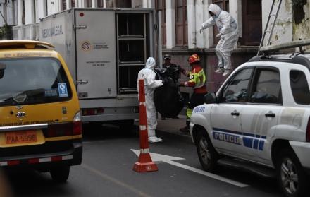 Encuentran cuerpo en descomposición en edificio abandonado