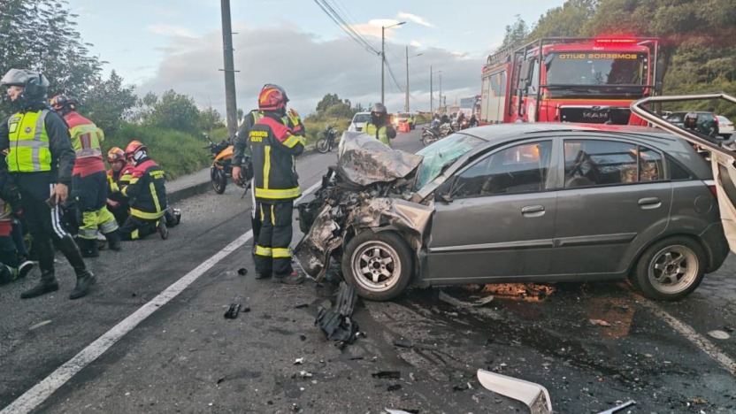 Accidente entre carro y camión deja un muerto y tres heridos