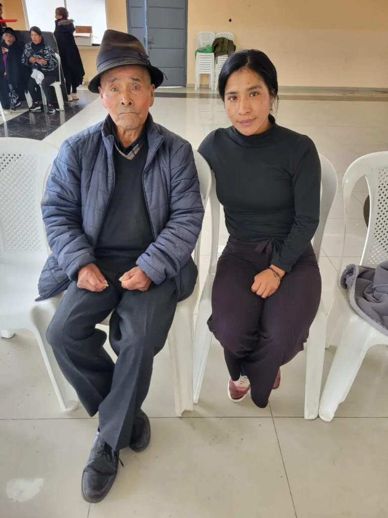 Tomás Agualongo Capuz y Evelyn Margoth Agualongo Bastidas, desconsolados abuelito y hermana del joven