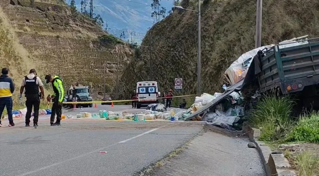 Accidente de camión en Pelileo deja dos heridos.