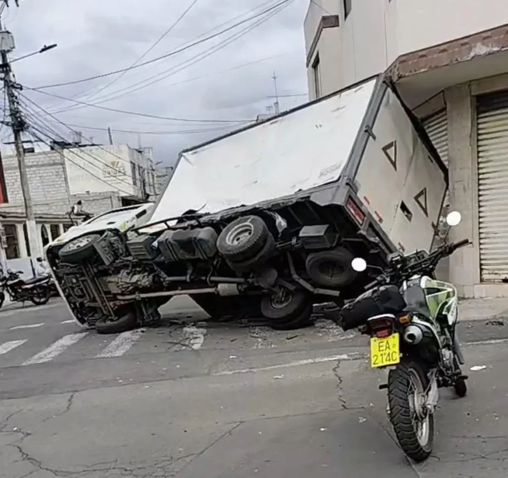 Ambato choque en la Letamendi dejó daños materiales.