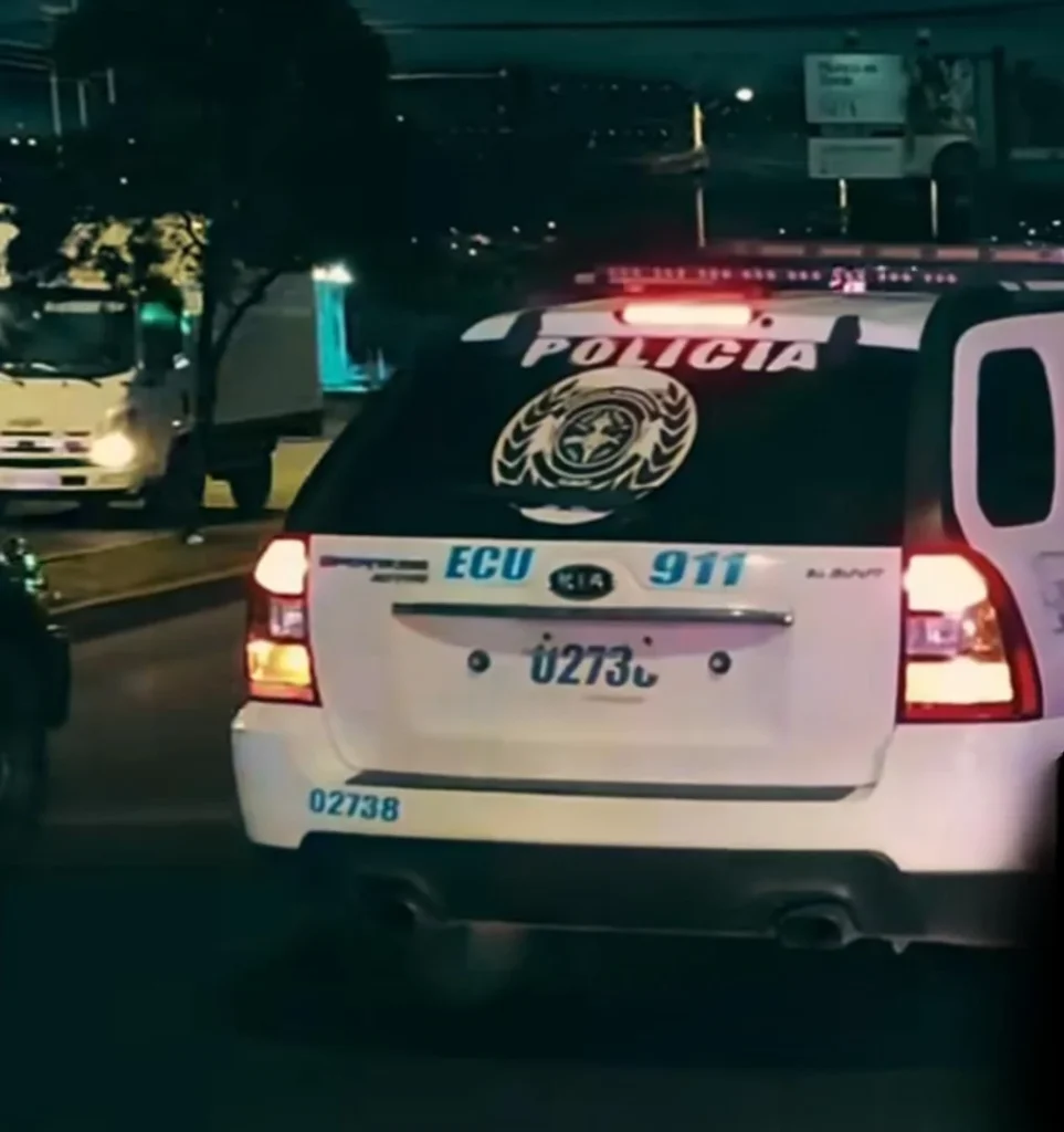 Amenazan a hombre y le roban el carro en Ambato.