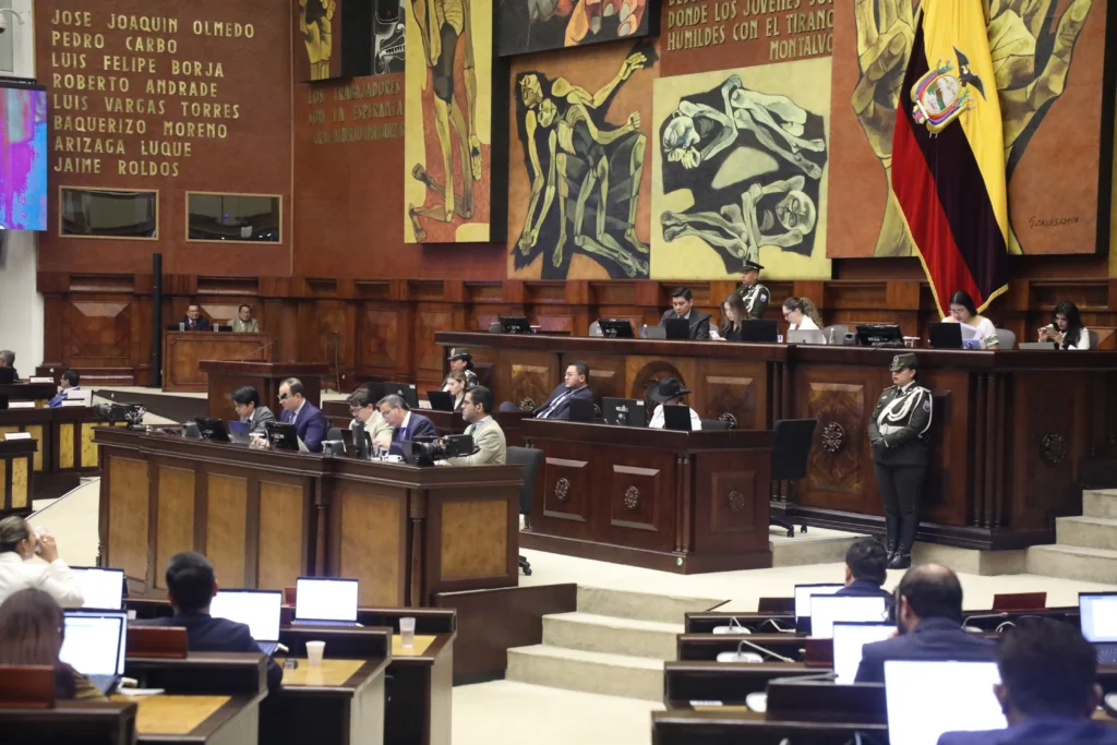 Asambleístas serán multados por atrasos y faltas