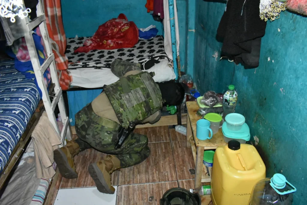 Ejército requisó drogas y armas en la cárcel de Riobamba