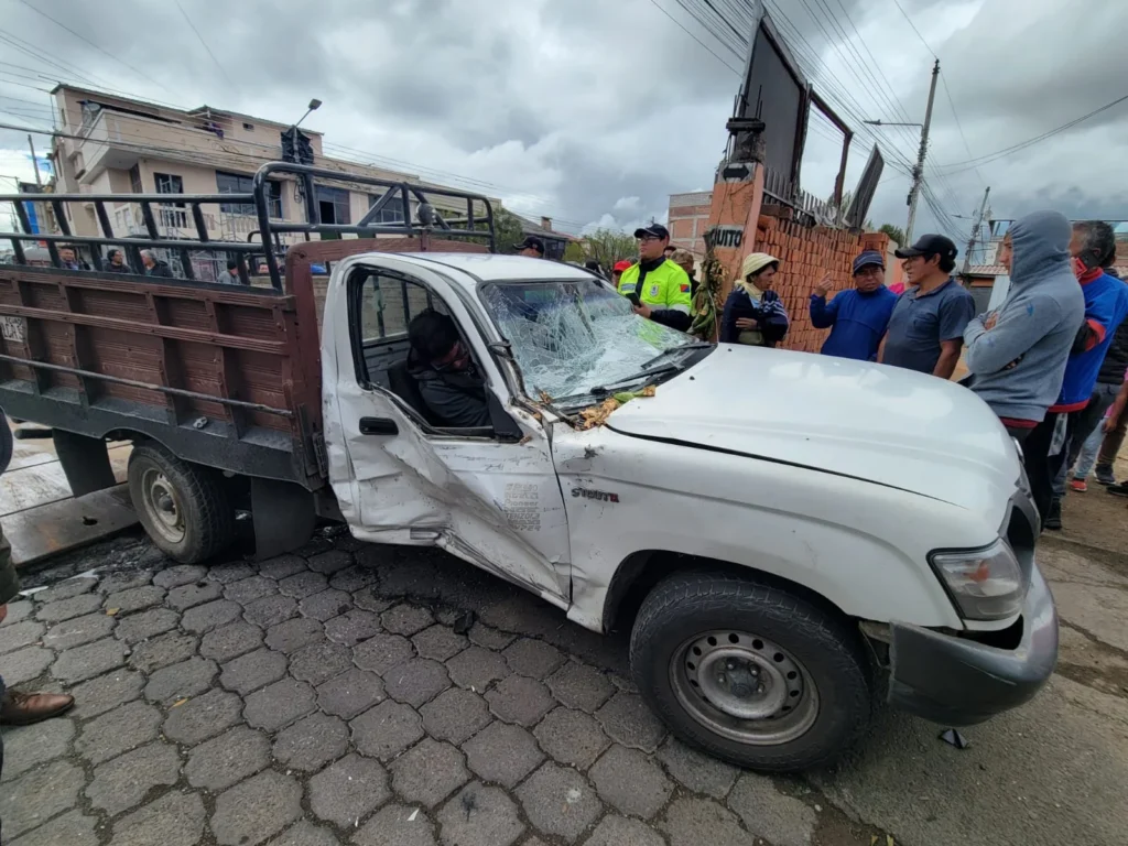 Este sería el vehículo que, de manera imprudente por su conductor, avanzó por la vía secundaria