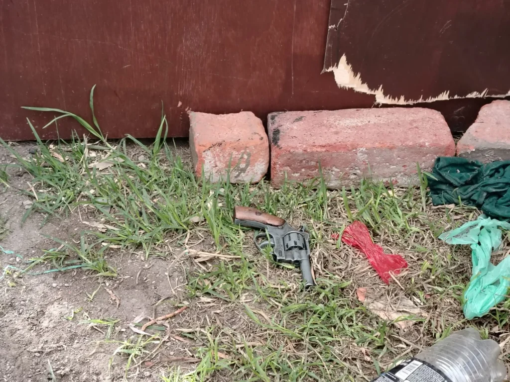 Revólver encontrado en el lugar, presuntamente utilizado para cometer robos y asaltos
