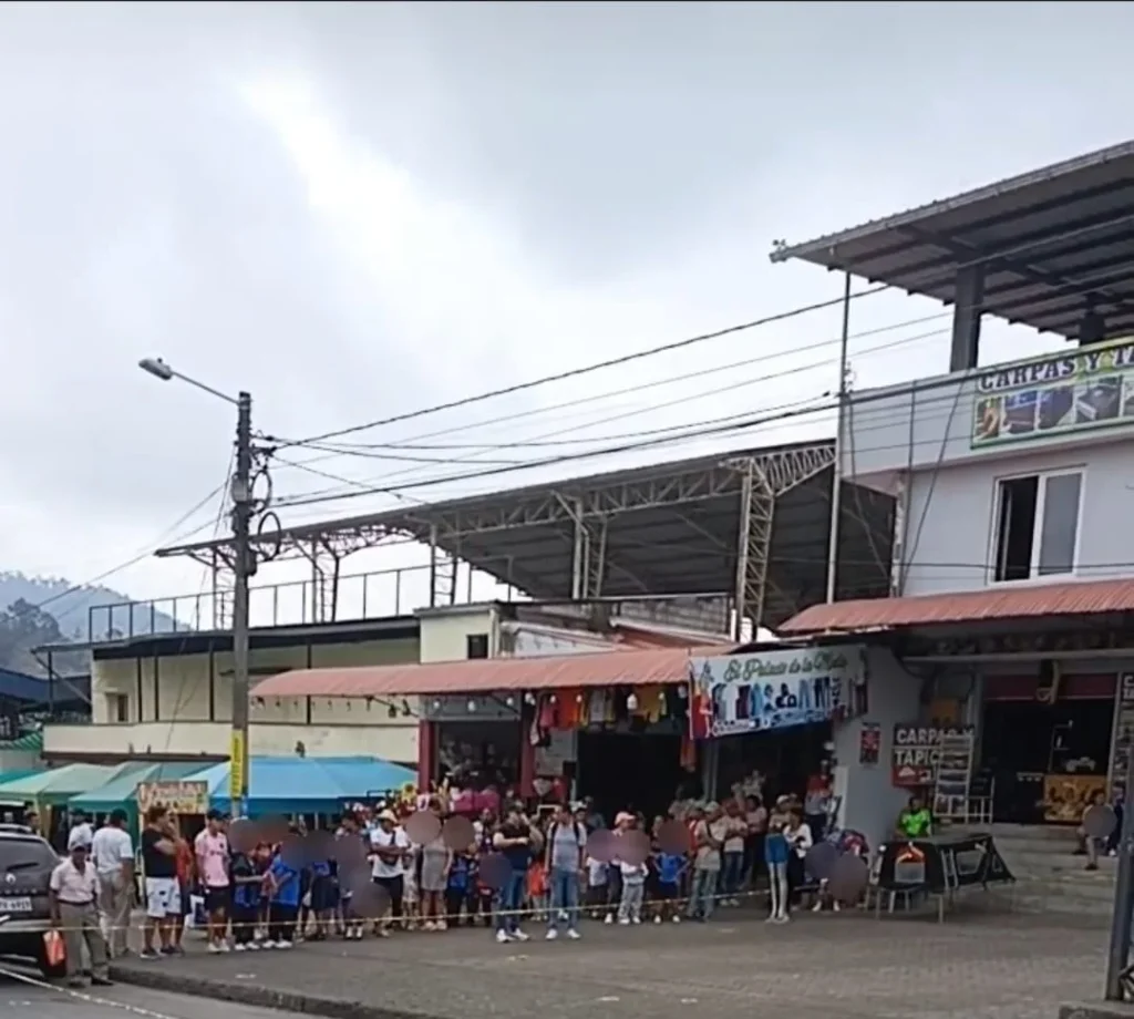 Decenas de curiosos, entre ellos muchos niños, observaron la macabra escena
