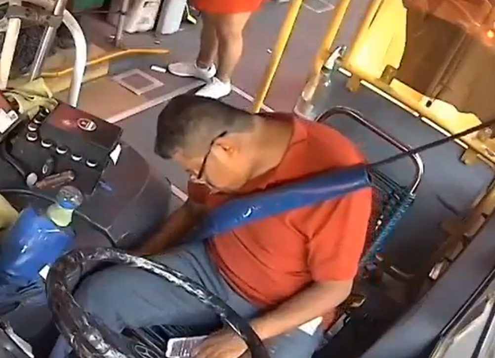 Hombre golpeó a chofer de bus con termo y lo dejó en coma