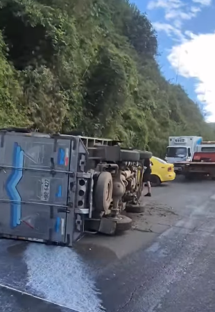 Camión lechero se volcó en la vía Colta–Pallatanga