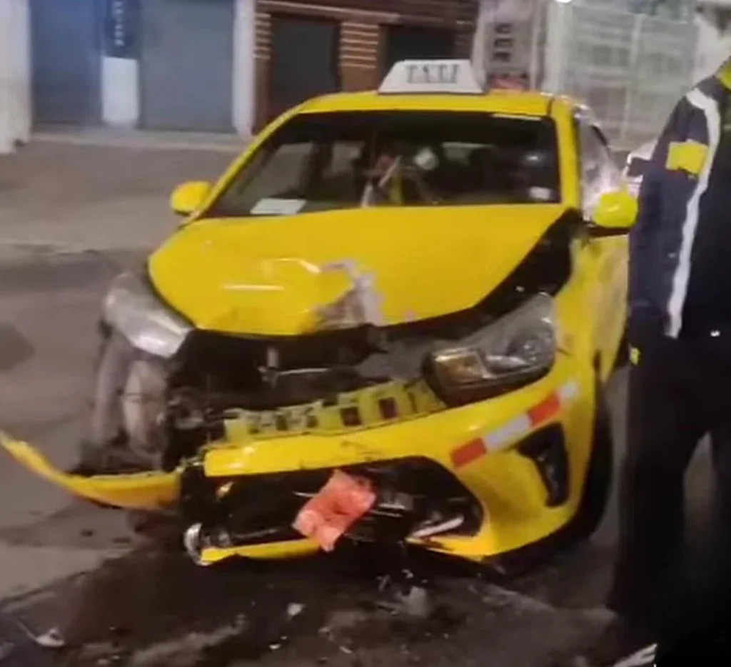 Choque en Ambato dejó dos personas heridas.