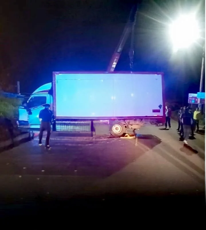 Conductor pierde pista y genera caos en Bolívar