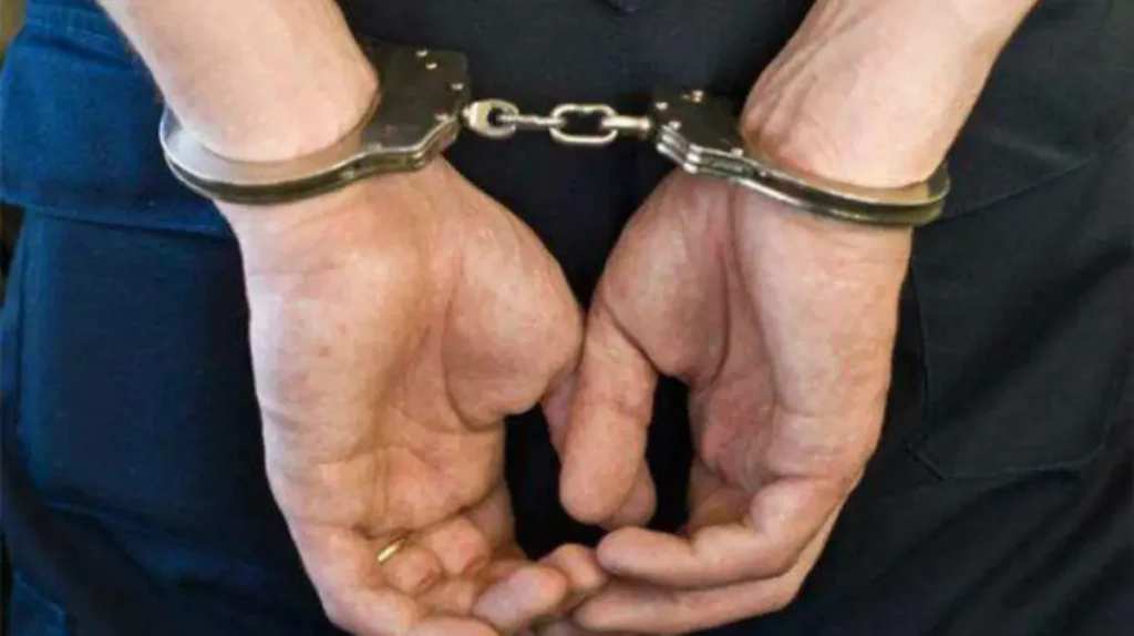 Hombre y mujer detenidos por no acatar boleta de auxilio