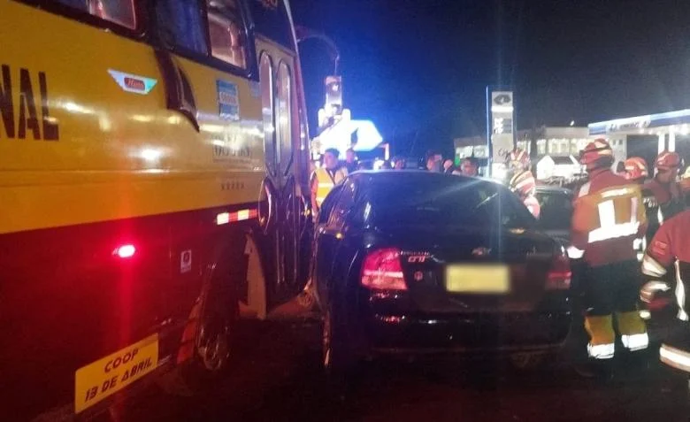 Tras embestir a 13 personas, se impactó con un autobús