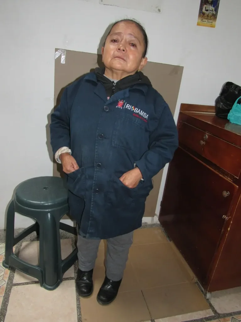 Mujer de baja estatura en Riobamba necesita prótesis especiales