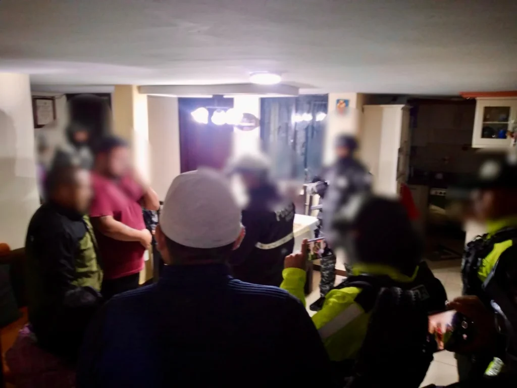 7 personas detenidas tras allanamientos en Guano y Riobamba