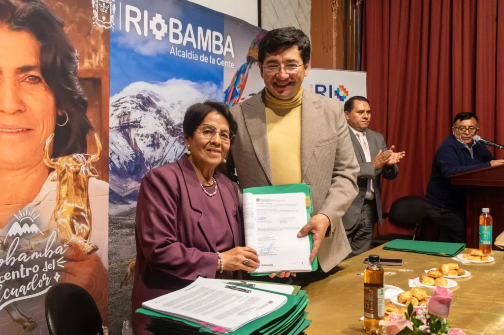 Municipio de Riobamba firmó contratos con comerciantes