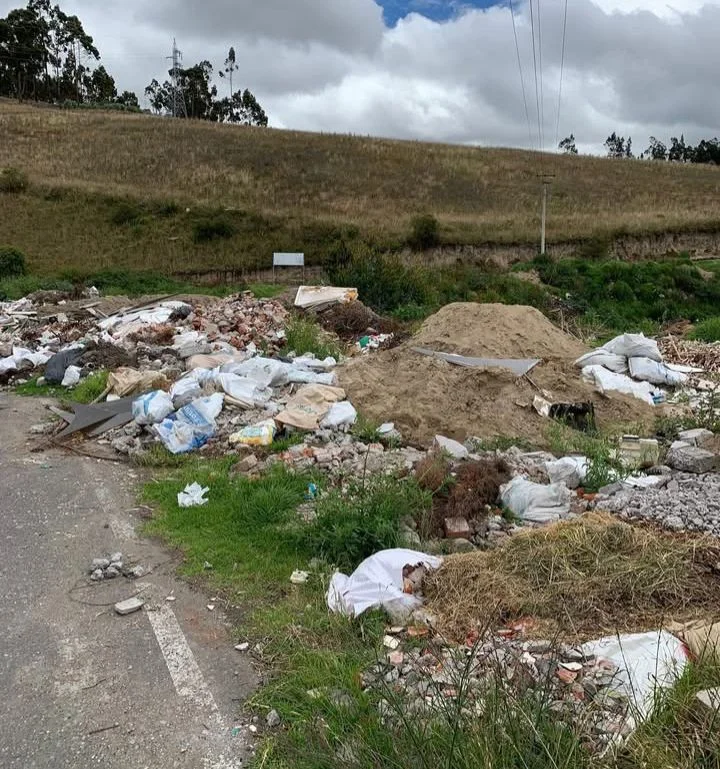 Gidsa realiza limpieza del ingreso al Cerro Casigana en Ambato.