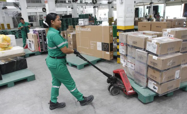 Gobierno impone tarifa por paquete Courier 4×4