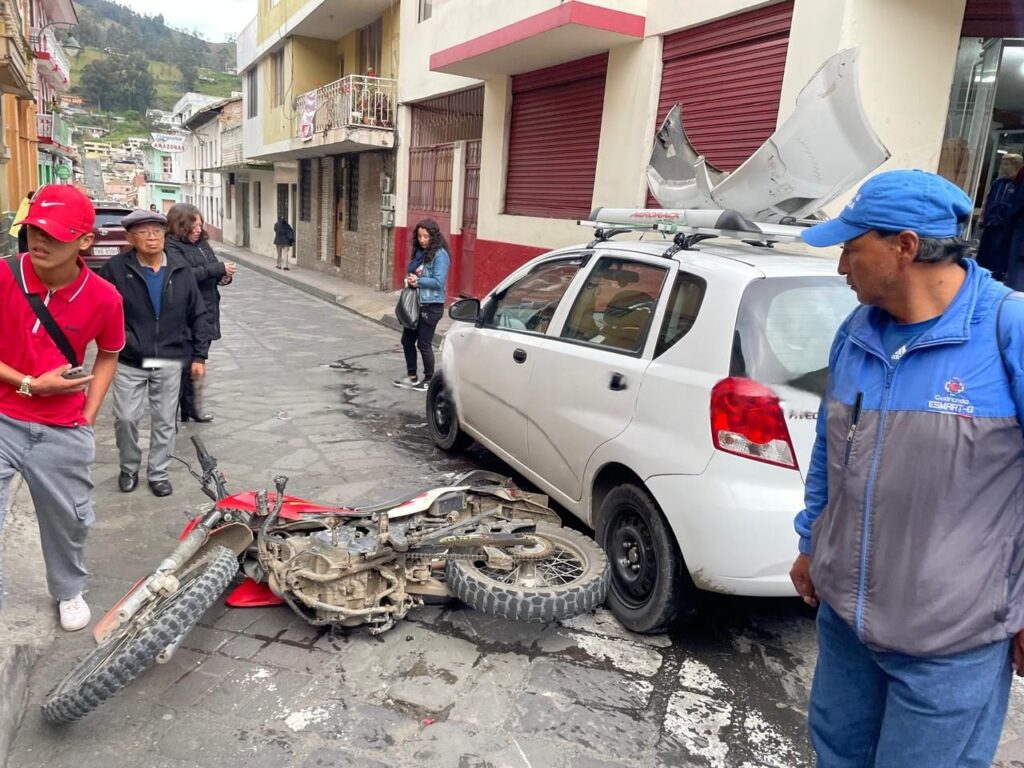 Grave accidente entre moto y auto en Guaranda centro