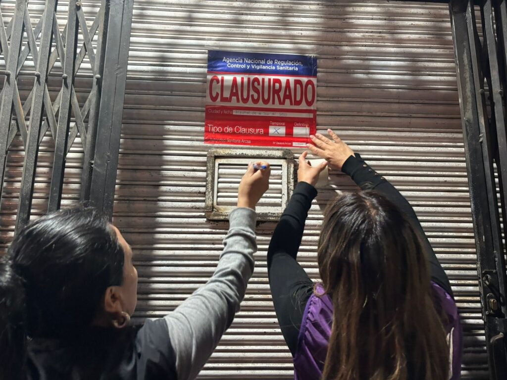 Farmacia clausurada en Riobamba por vender medicina caducada