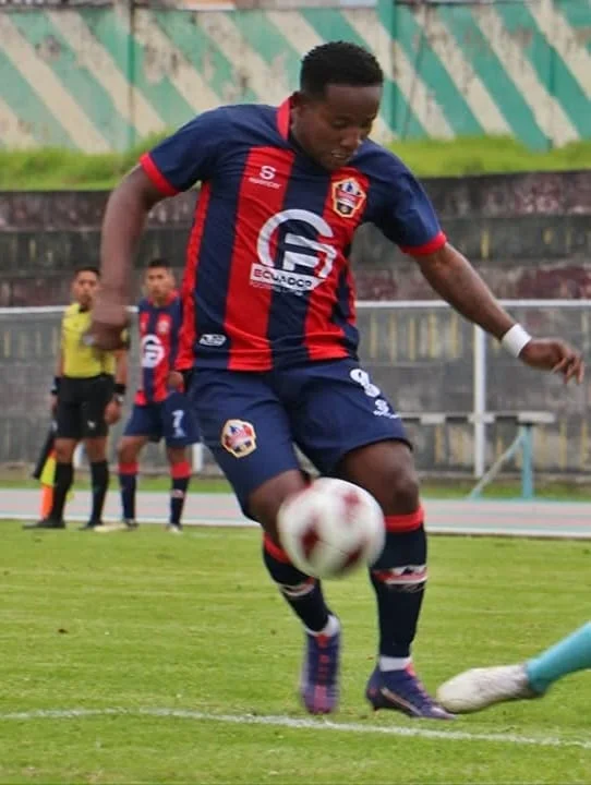 Guaranda FC lidera fútbol provincial con autoridad goleadora