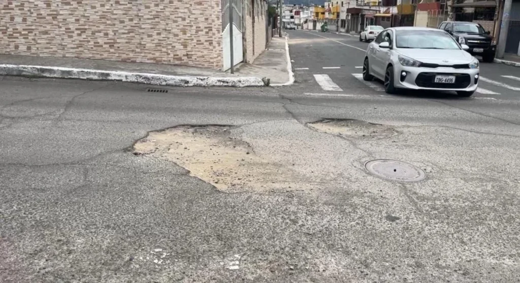 Huecos evidentes en la calle Isidro Viteri de Ambato.