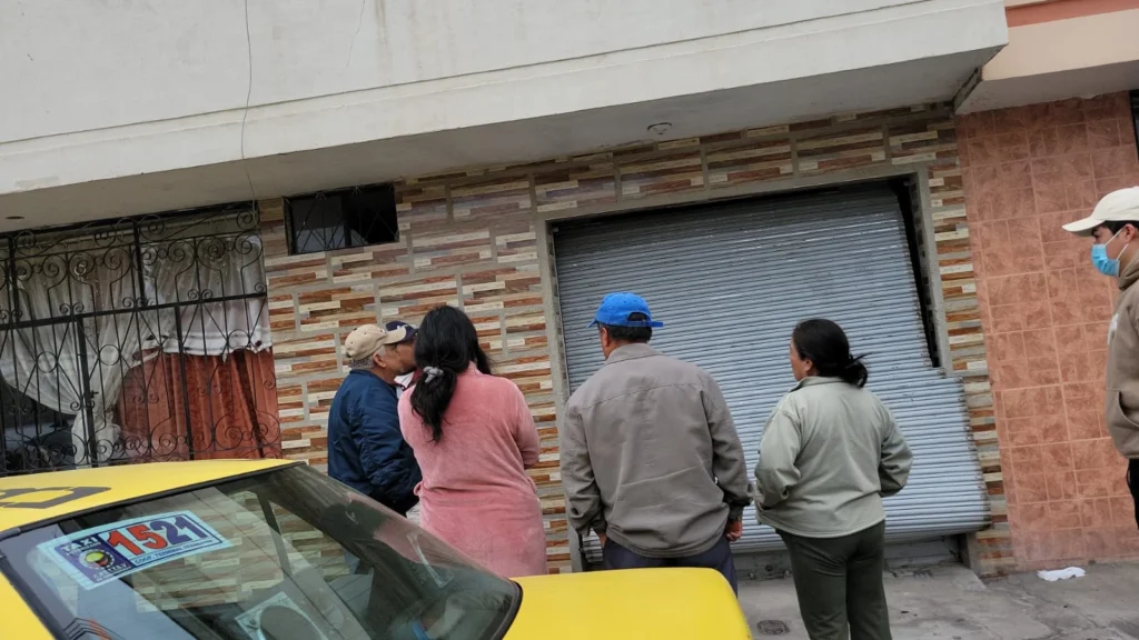 El propietario, que en ese momento estaba con el maestro que reparará la puerta lanfor, dijo que allí no pasó nada