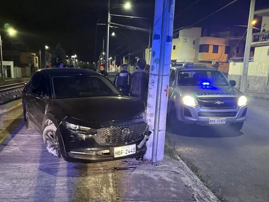 Conductor borracho evadió control y chocó en Riobamba