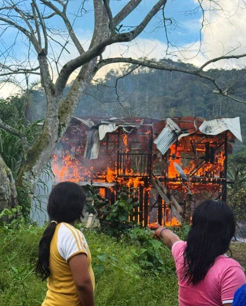 Incendio estructural en Gualaquiza, una vivienda fue consumida