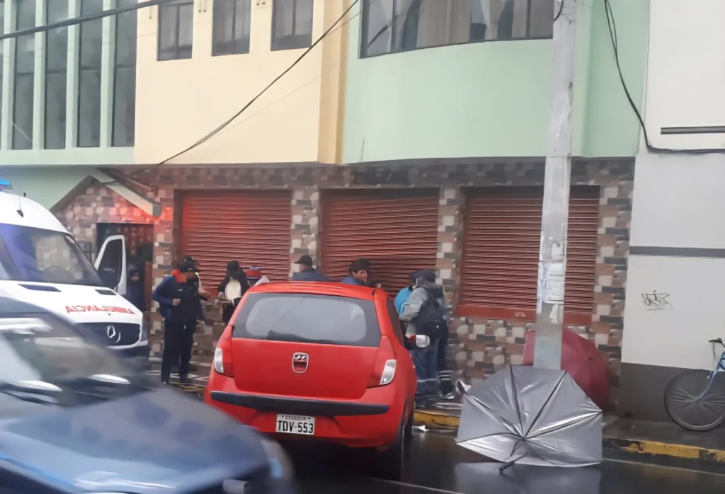 Madre e hija víctimas de accidente de tránsito en Riobamba. Los paraguas de una madre y su hija yacían junto al poste que les salvó la vida