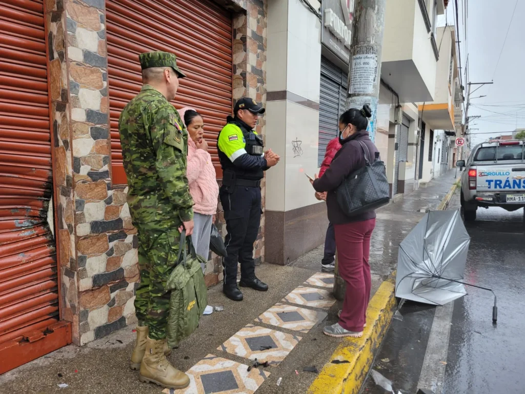 Luis Paullán, agente civil de Tránsito que acudió raudo al lugar del siniestro, explicó a los familiares de los involucrados el procedimiento que debe cumplirse. Luego se sumó un militar que trabaja en el ISSFA