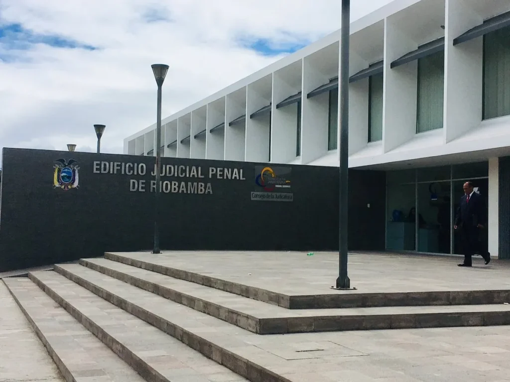 Juez de Riobamba acusado de corrupción por liberar a detenidos