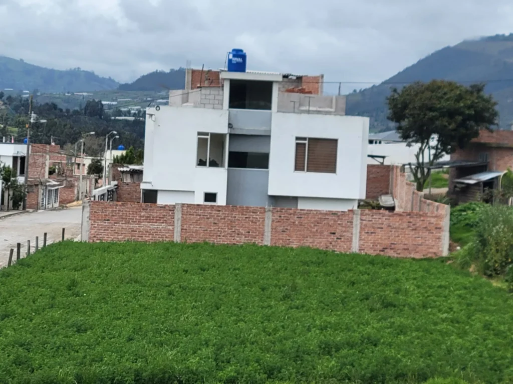 Un delincuente primero entró a esta vivienda en el afán de robar, pero, su propietario lo encontró, sometió y sacó