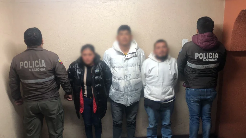 Mujer y 2 hombres capturados por receptar cosas de 'Los Lobos'