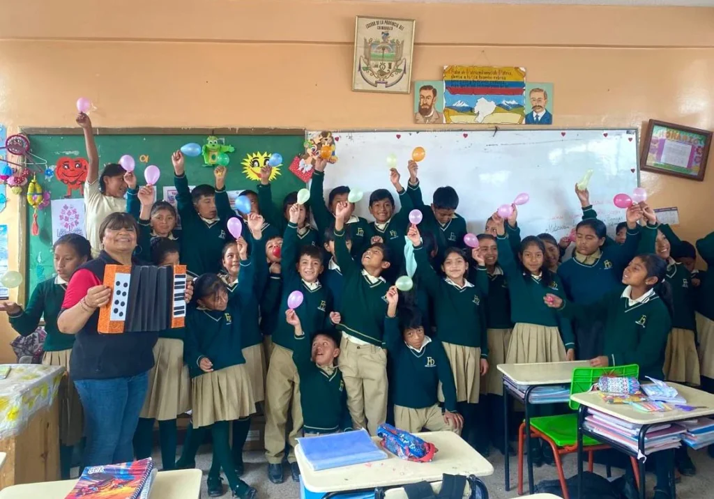 Martha Amable Montoya Zúñiga es una muy querida maestra, que, en base a entrega, sacrificio y amor, se ha ganado el cariño y respeto de estudiantes, padres de familia, docentes y administrativos por un lapso de 35 años