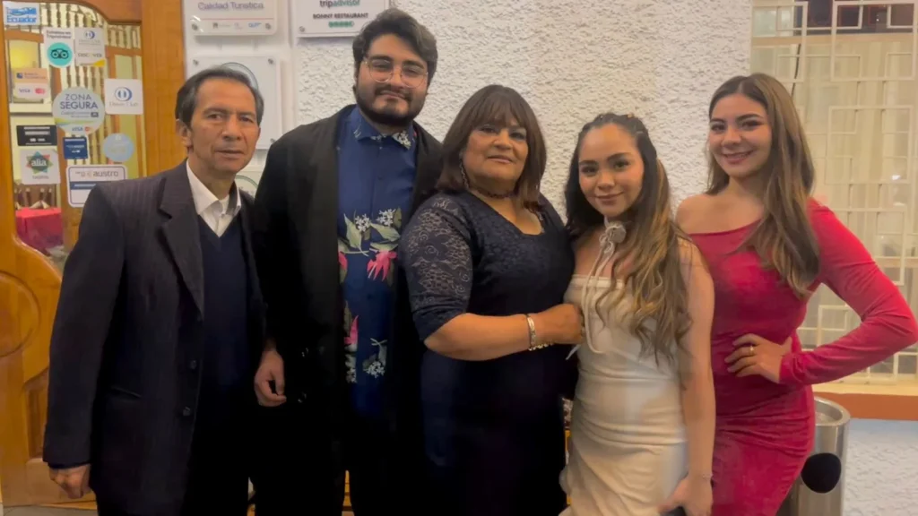 Marco, Bryan, Martha, Briggitte y Yulissa en tiempos felices. La familia solo quiere que el IESS le dé la oportunidad de luchar por su vida