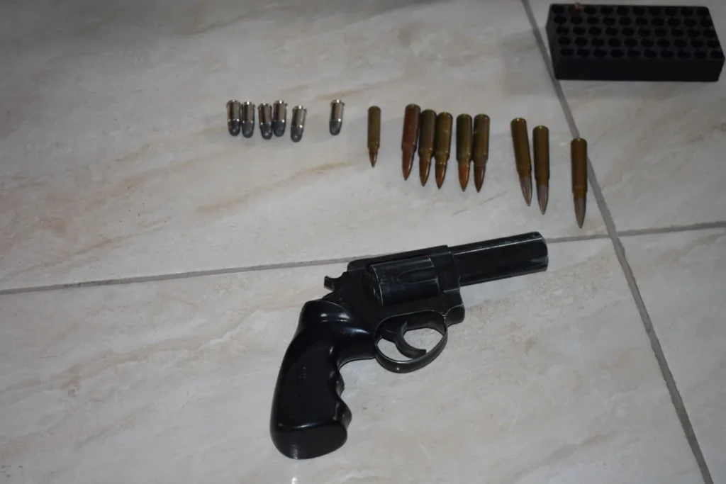 Hombre detenido con arma tras operativo del Ejército ecuatoriano