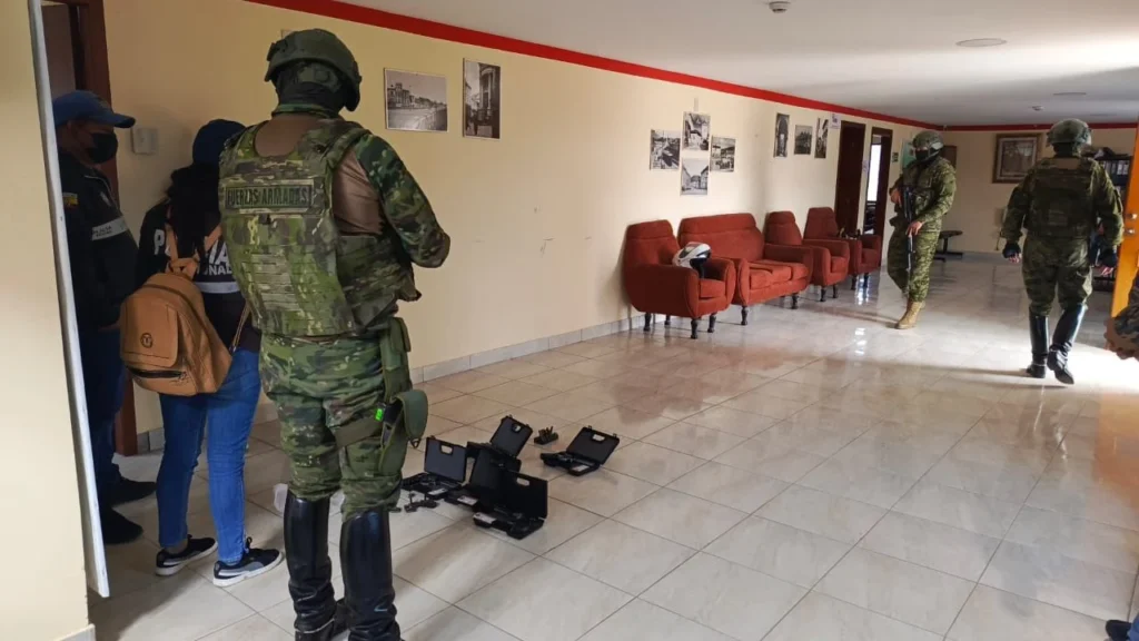 Los 'Héroes de la Patria' y los 'Caballeros de la Paz', en plena tarea