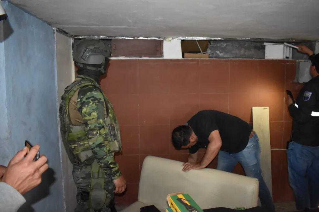 Se revisó, detenidamente, los diversos espacios del inmueble en busca de evidencias