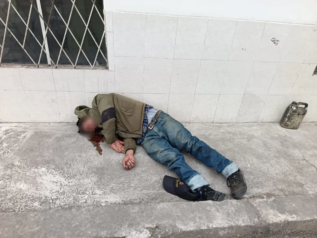Hombre tirado cerca del sector los moteles de Riobamba