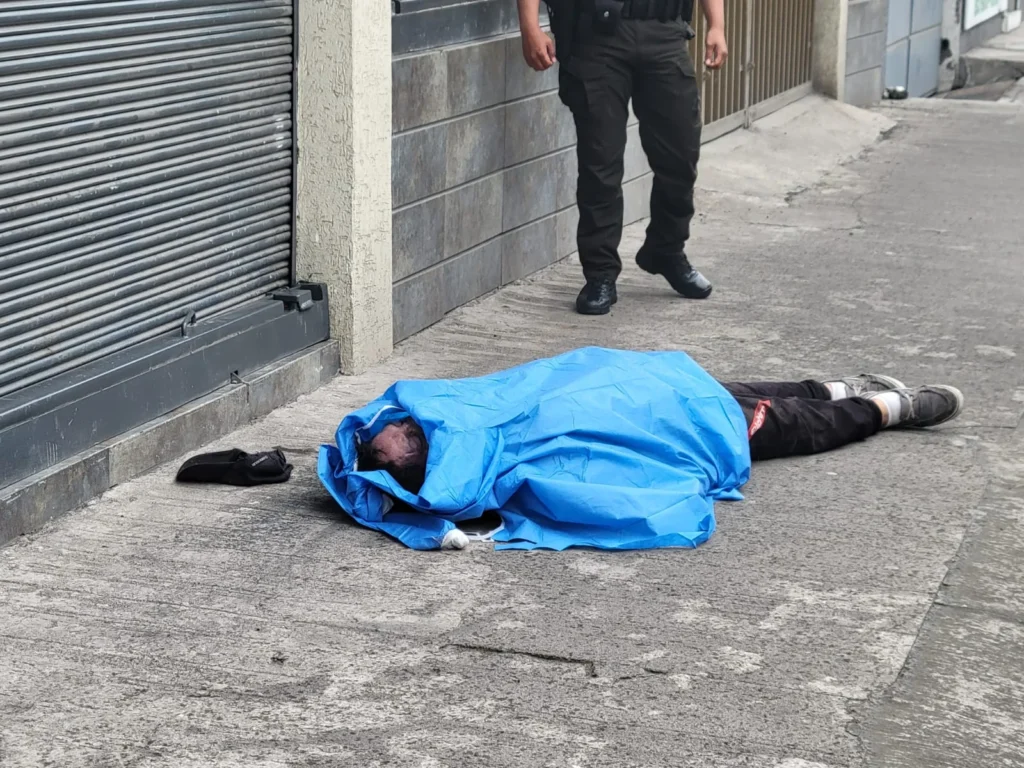 Hombre fue hallado muerto en las calles de Riobamba