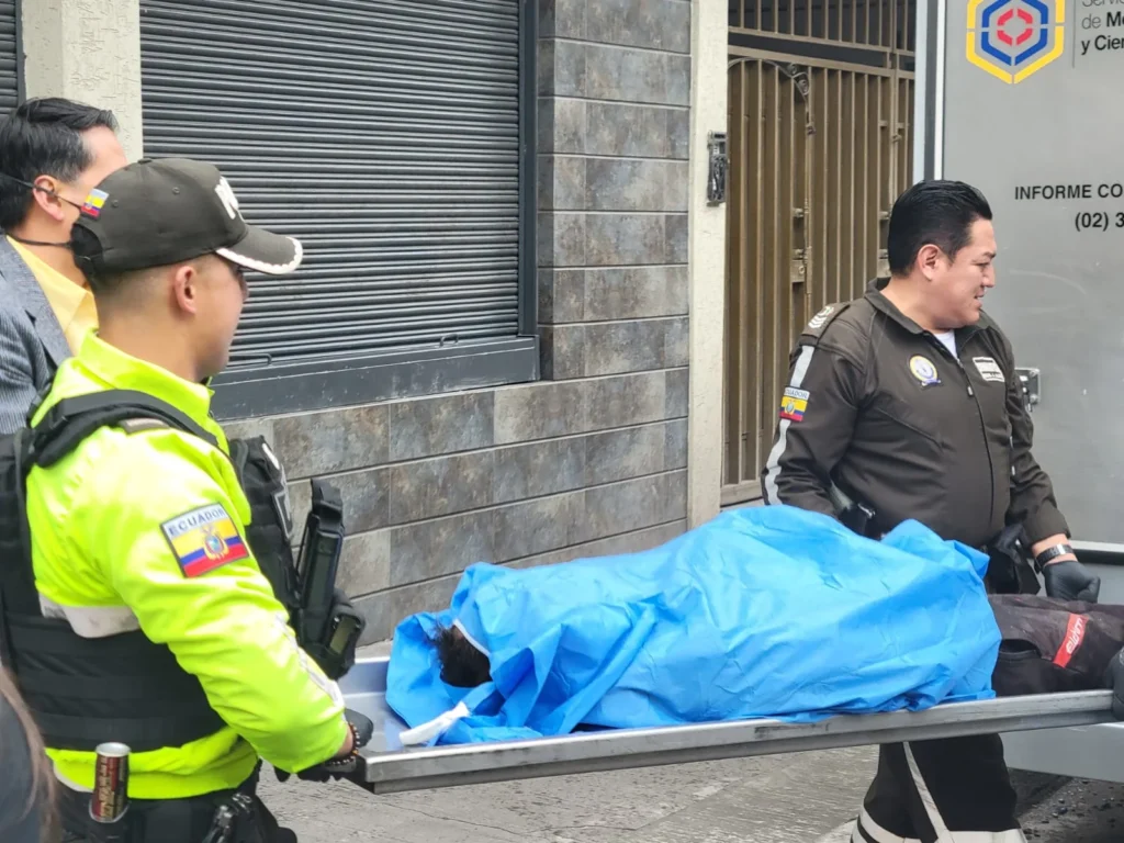 En el lugar se realizó el levantamiento del cadáver a cargo del fiscal de turno y la Policía Nacional