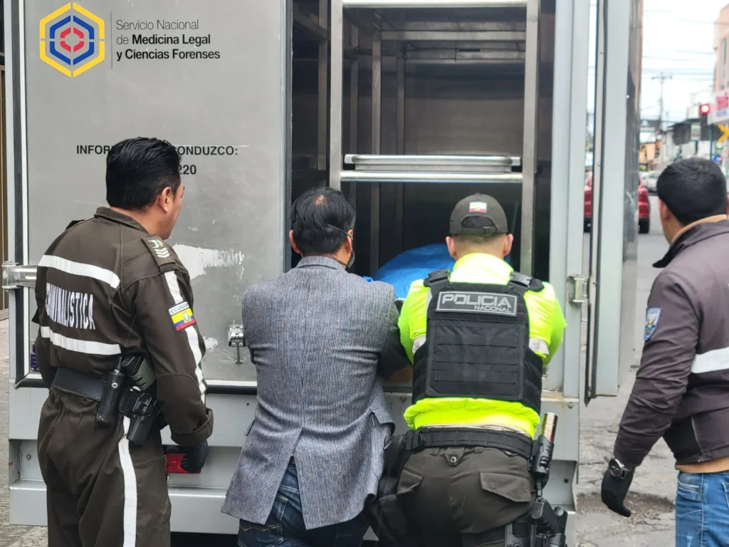 El carro de Medicina Legal transportó el cadáver hasta el Centro Forense 'San Pedro de Riobamba', para la autopsia de ley