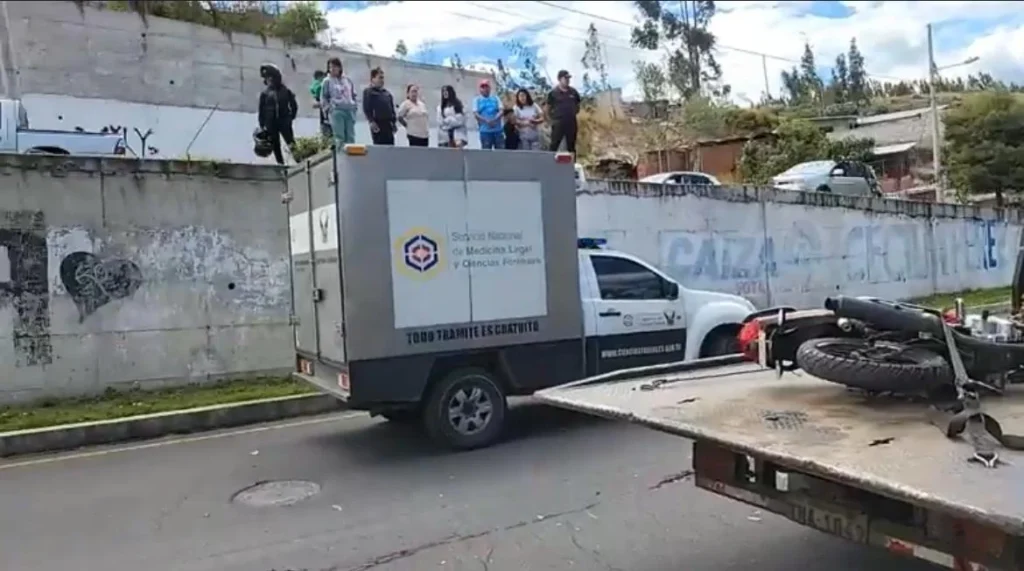 Motociclista muere tras chocar contra un poste en Ambato.