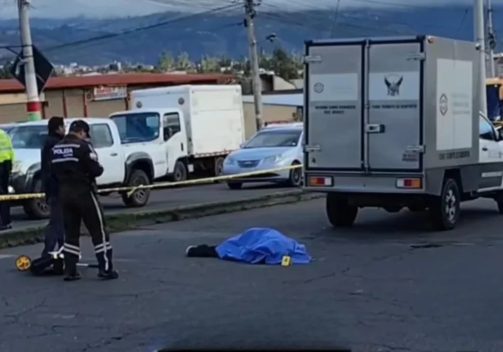 Motociclista muere tras impacto contra un carro en Ambato.