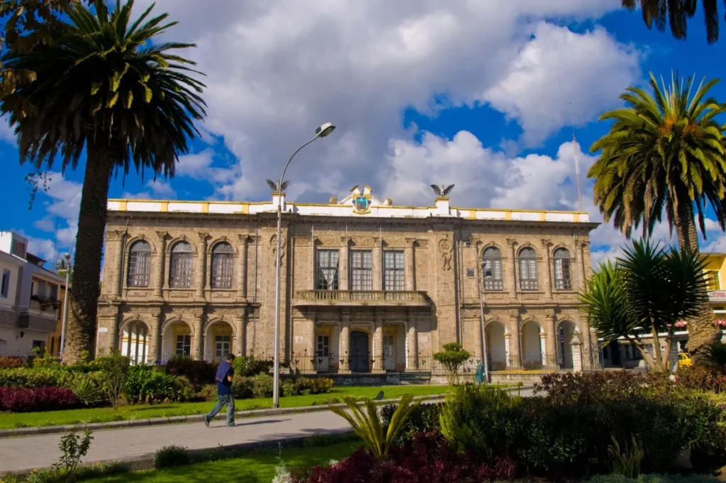 Municipio Latacunga: concejal denuncia mala gestión