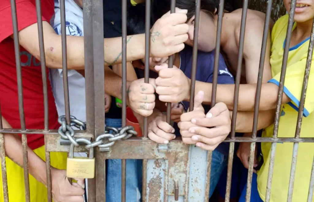 Niños juzgados como adultos con más años de cárcel por delitos